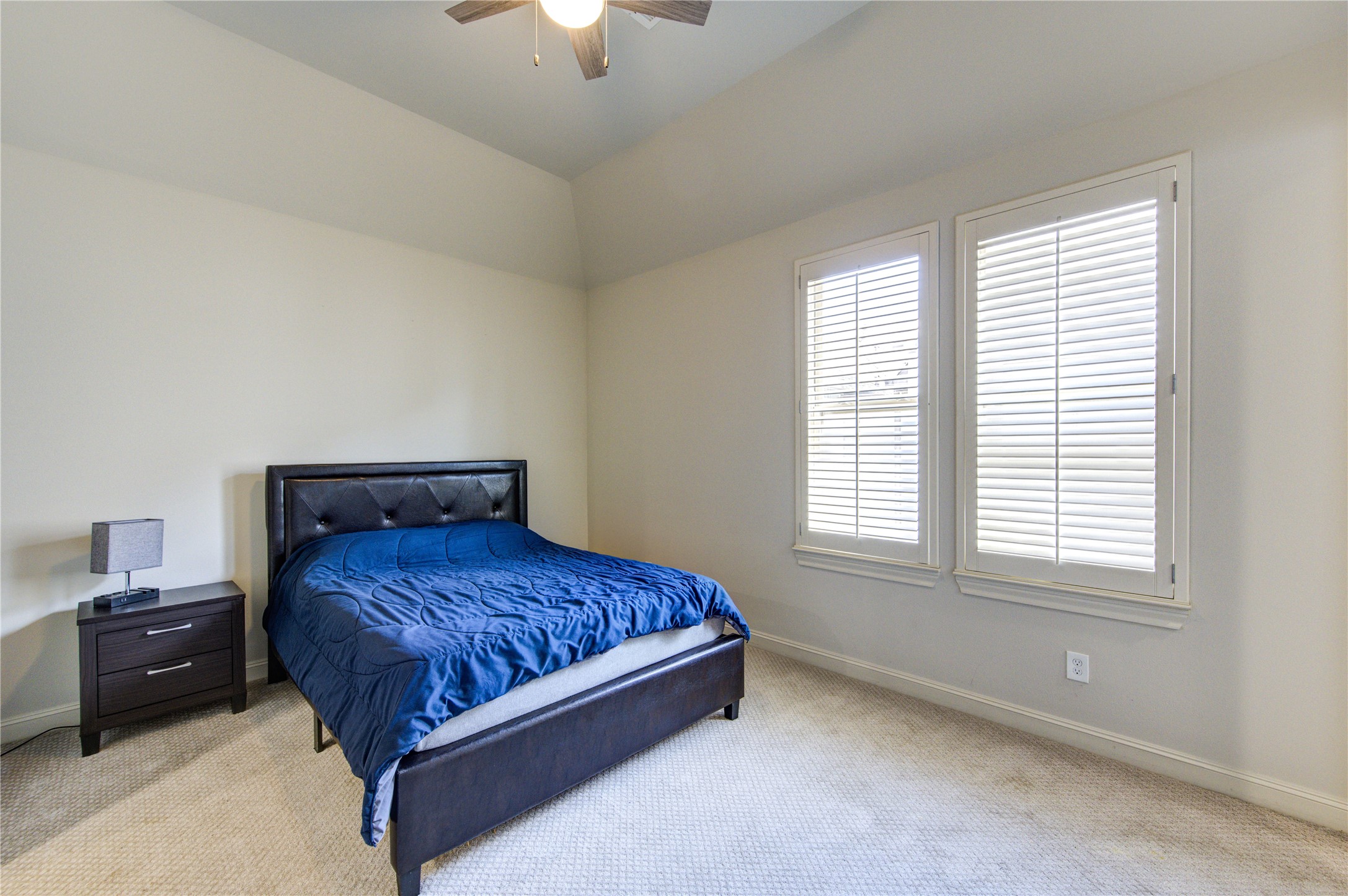 411 West 17th Street, Unit B Houston, TX 77008 - Photo 34 of 50 a bedroom with a bed and a window