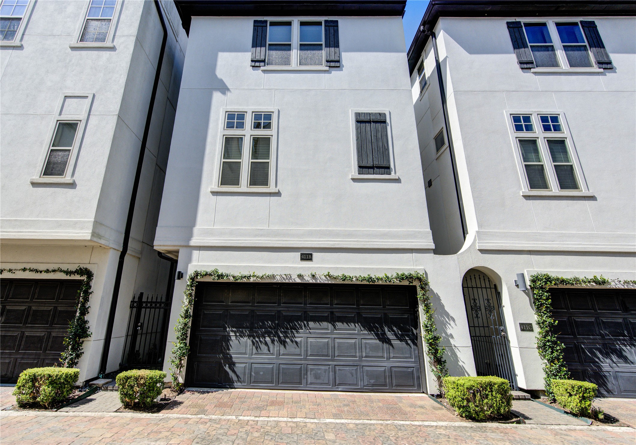 411 West 17th Street, Unit B Houston, TX 77008 - Photo 47 of 50 a front view of a building with garden