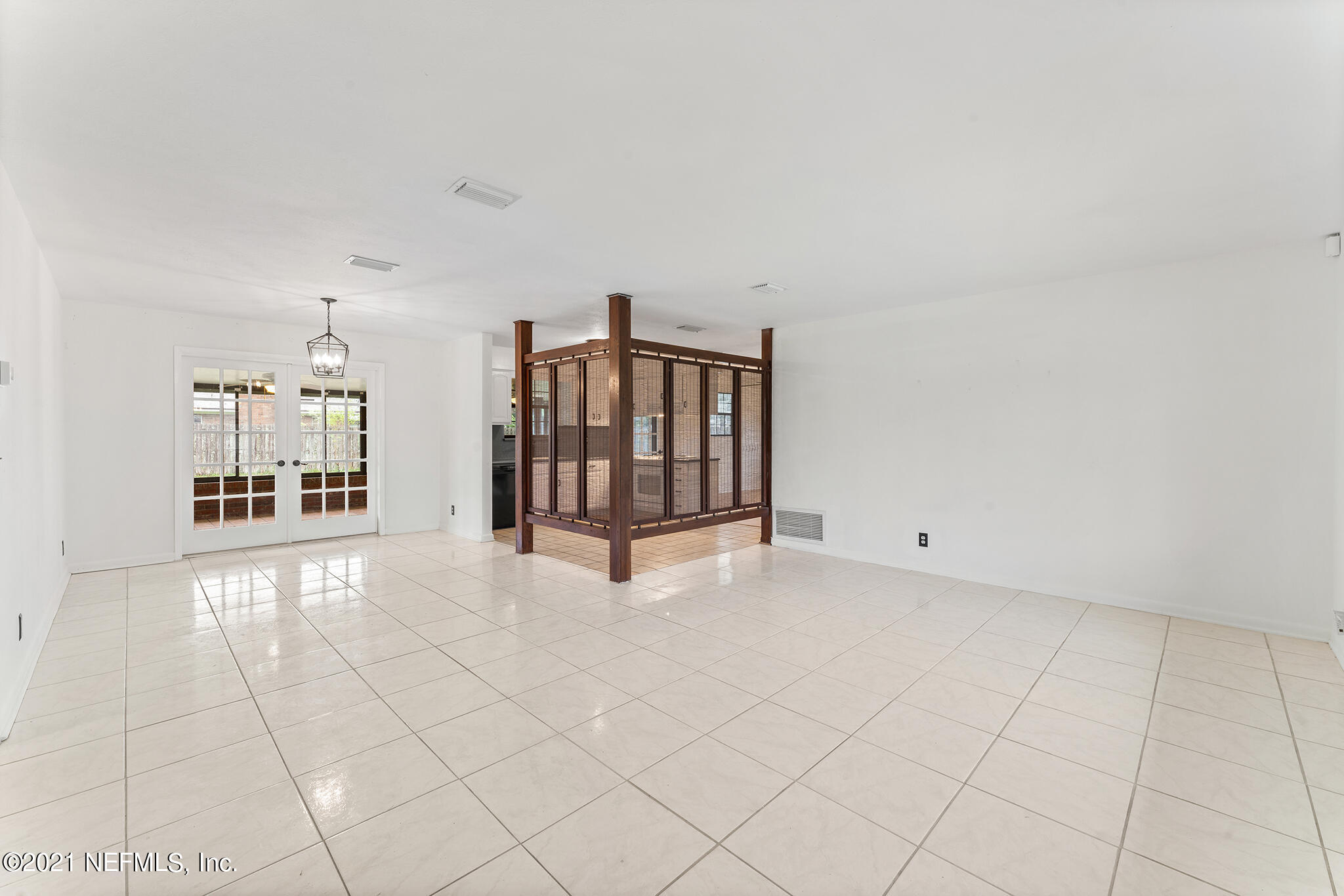 826 Montego Road East Jacksonville, FL 32216 - Photo 3 of 27 Living Room