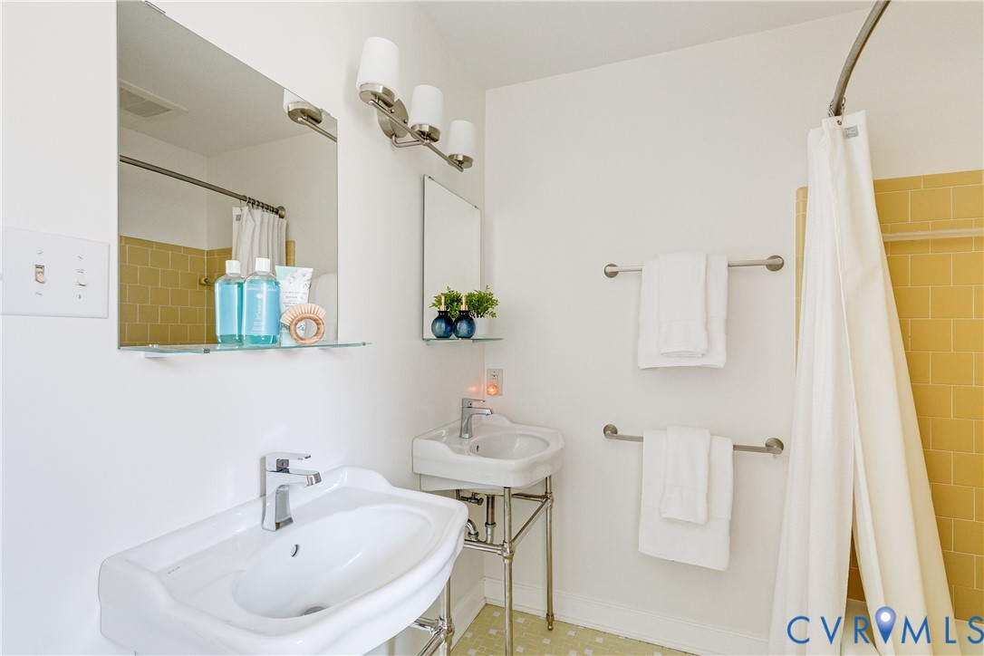 9536 Williamsville Road Mechanicsville, VA 23116 - Photo 19 of 32 Shared hallway bathroom with dual vanities and a t