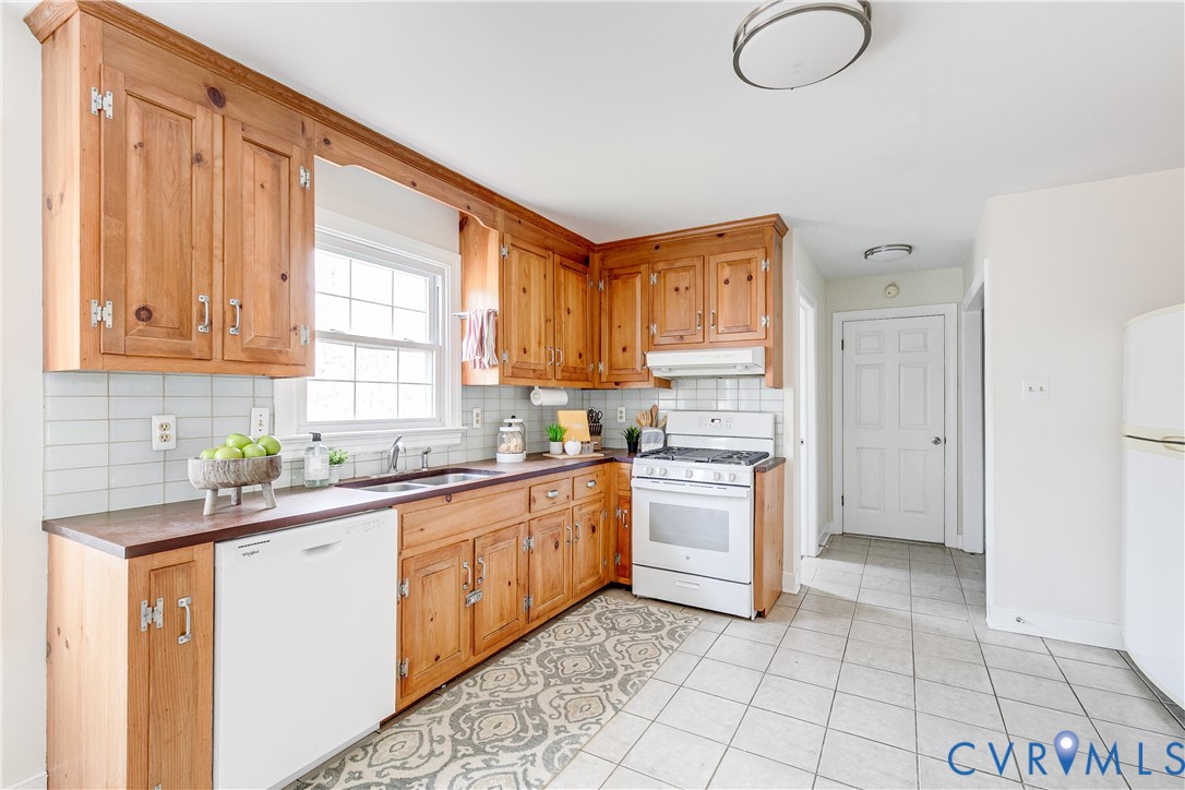 9536 Williamsville Road Mechanicsville, VA 23116 - Photo 9 of 32 This eat-in kitchen offers brand-new gas range and