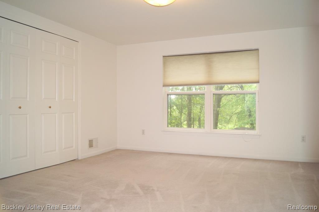 10121 South Linden Road Fenton, MI 48430 - Photo 8 of 20