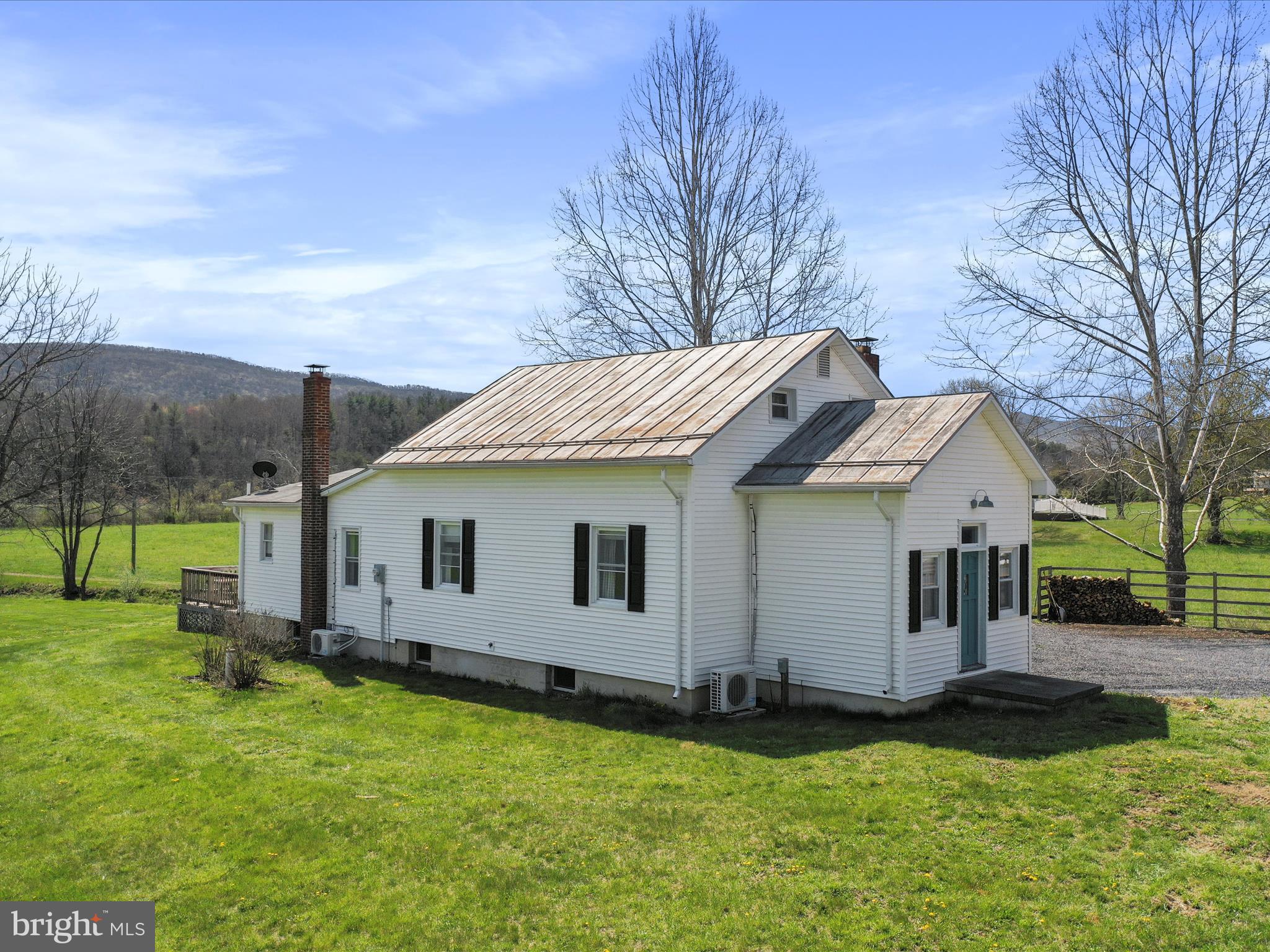 8610 Fort Valley Road Fort Valley, VA 22652 - Photo 4 of 61 left side of home