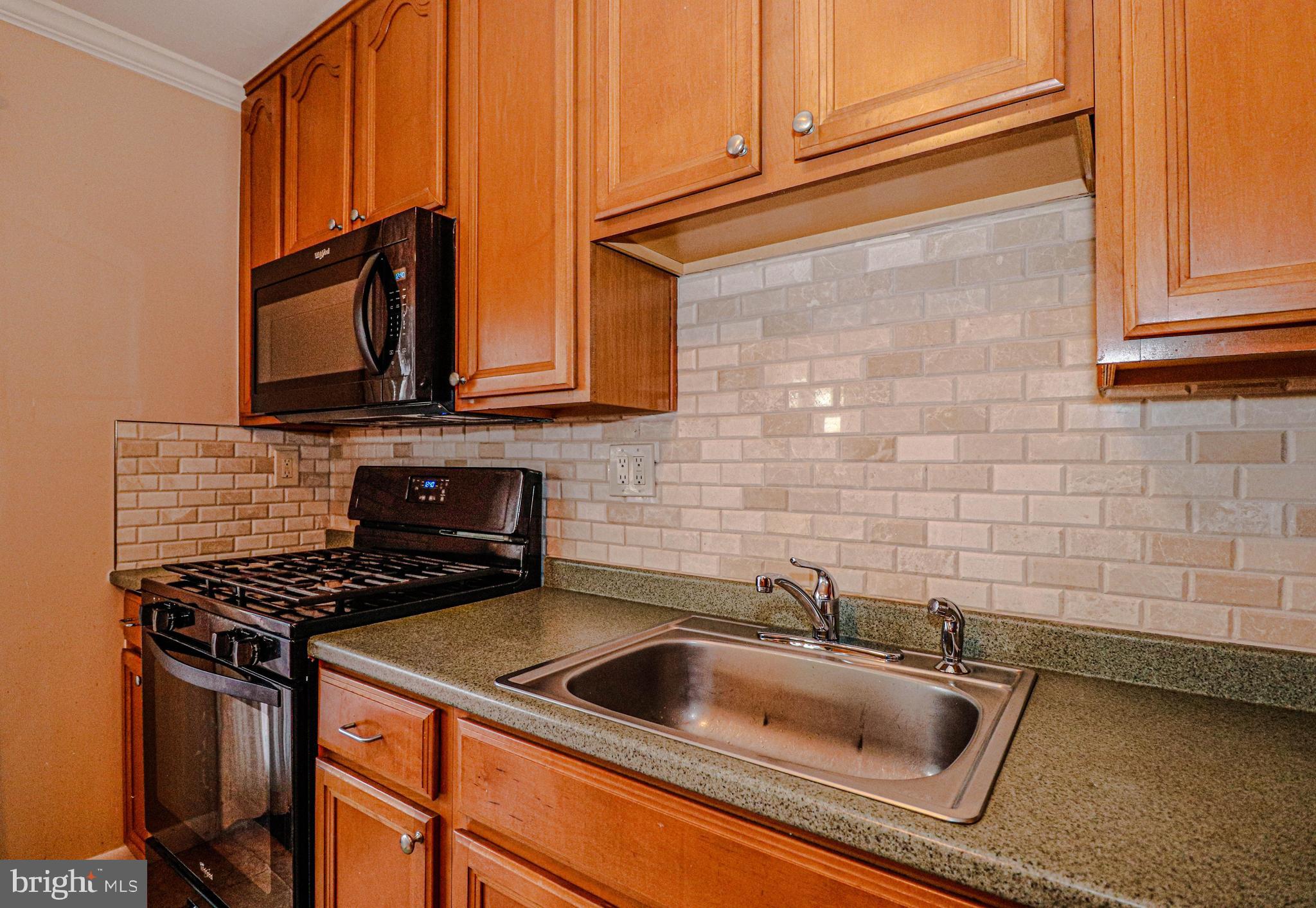 914 Edgemoor Road Cherry Hill, NJ 08034 - Photo 11 of 32 Kitchen/backsplash