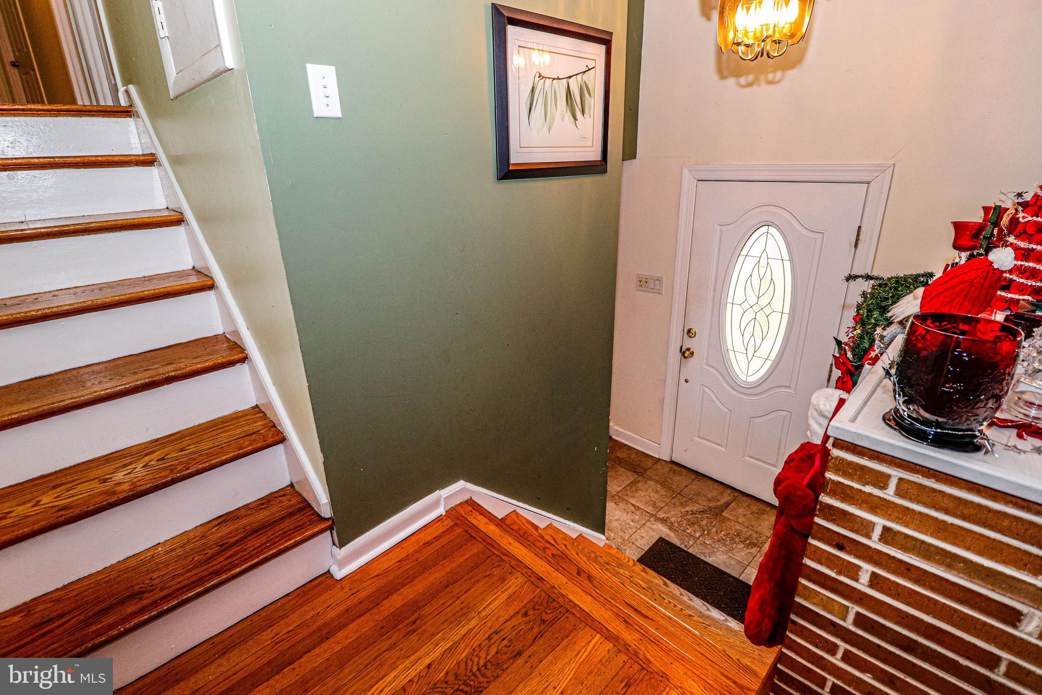 914 Edgemoor Road Cherry Hill, NJ 08034 - Photo 23 of 32 Stairwell