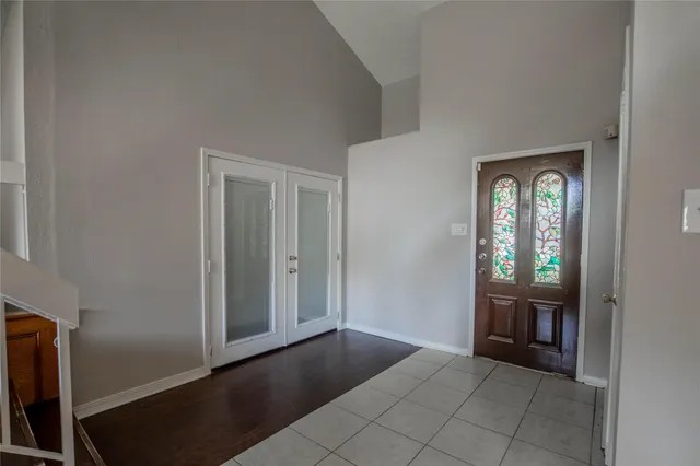 a view of a windows and an entryway in a room