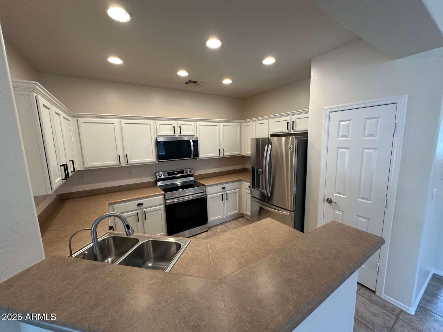 39508 North Prairie Lane Anthem, AZ 85086 - Photo 3 of 36 Burrow.3