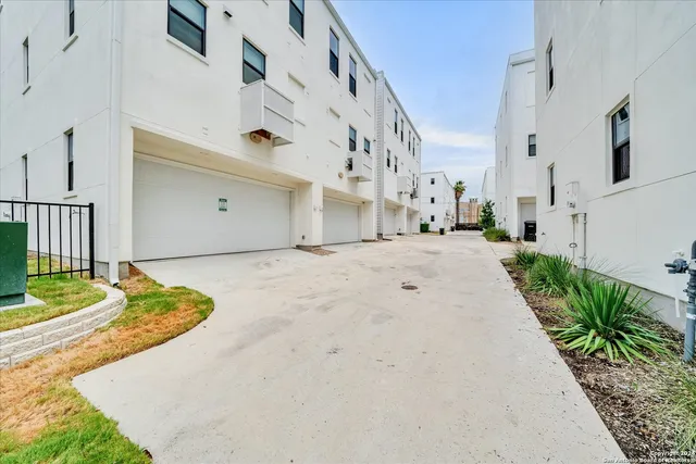 $2,250 | 408 Center Street, San Antonio, TX 78202