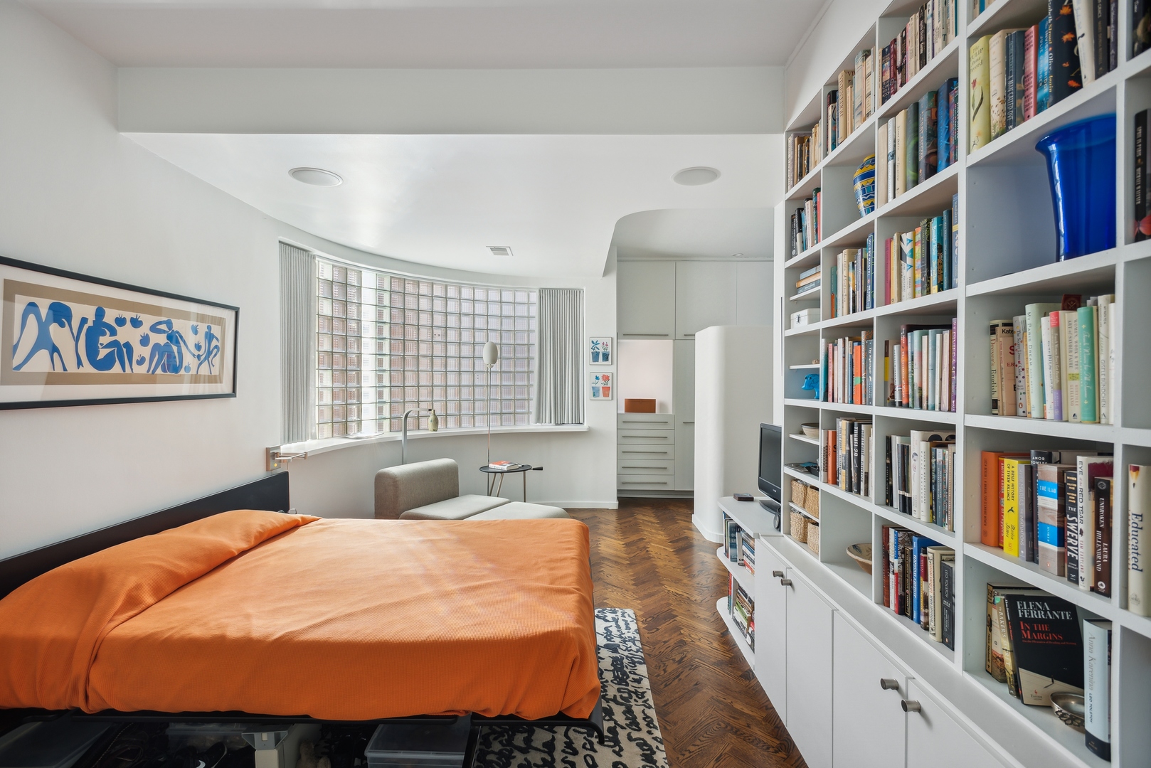 1209 North State Parkway, Unit 13 Chicago, IL 60610 - Photo 20 of 37 a bedroom with bed and a book shelf