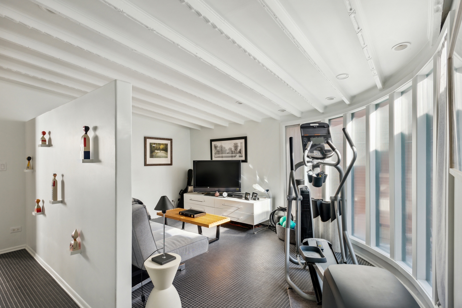 1209 North State Parkway, Unit 13 Chicago, IL 60610 - Photo 28 of 37 a view of a room with gym equipment