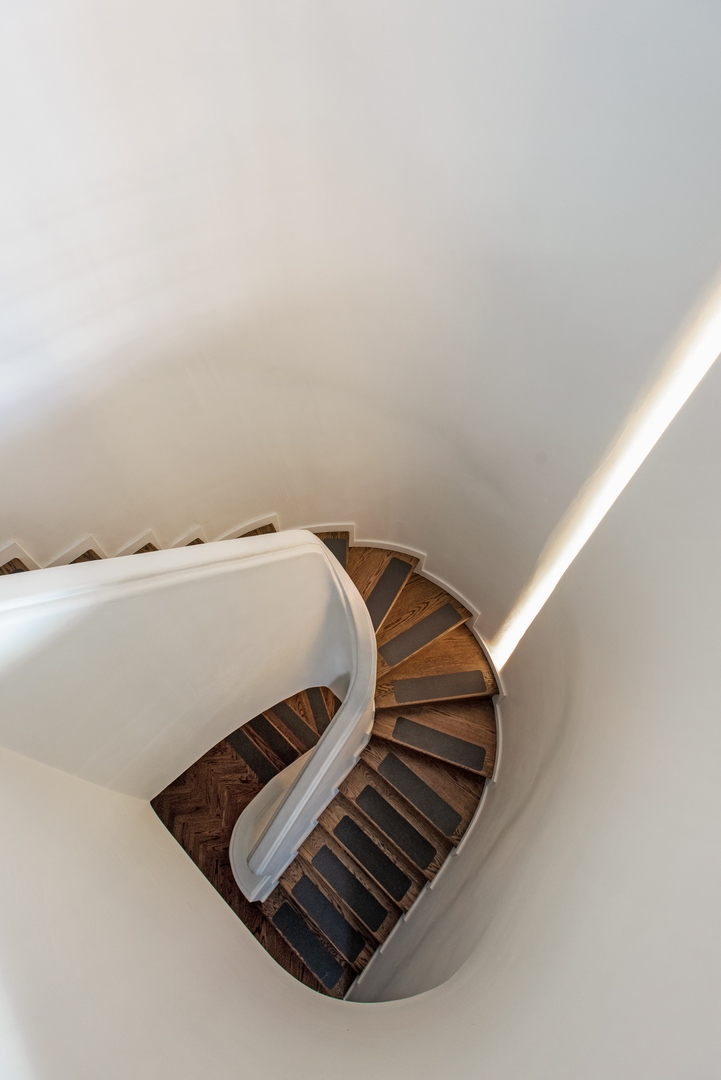 1209 North State Parkway, Unit 13 Chicago, IL 60610 - Photo 33 of 37 a view of staircase