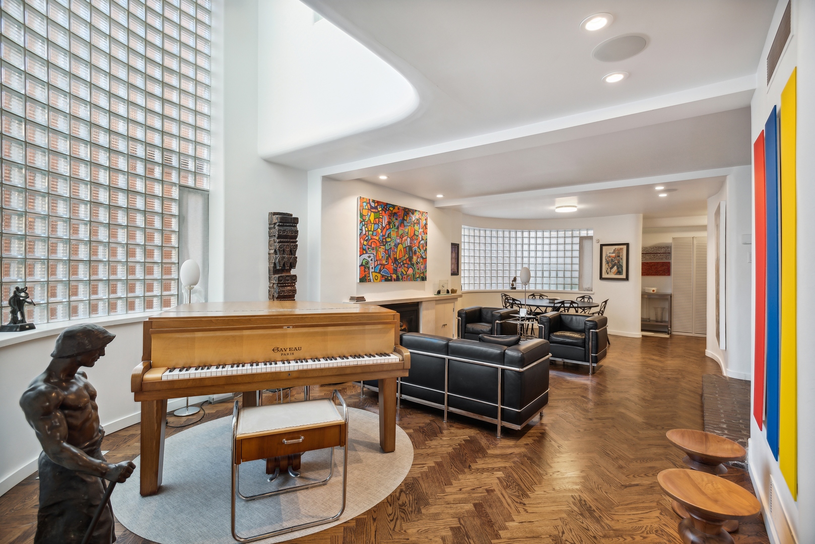 1209 North State Parkway, Unit 13 Chicago, IL 60610 - Photo 6 of 37 a living room with furniture and a flat screen tv