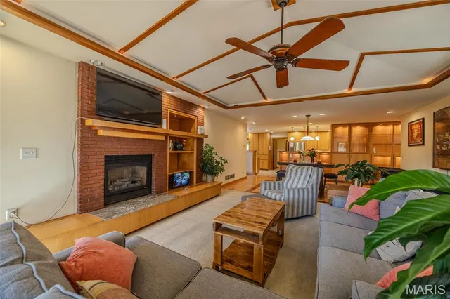 $650,000 | 23643 County Road 32-337, Lebanon, MO 65536