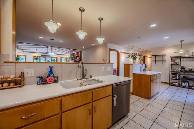 $650,000 | 23643 County Road 32-337, Lebanon, MO 65536