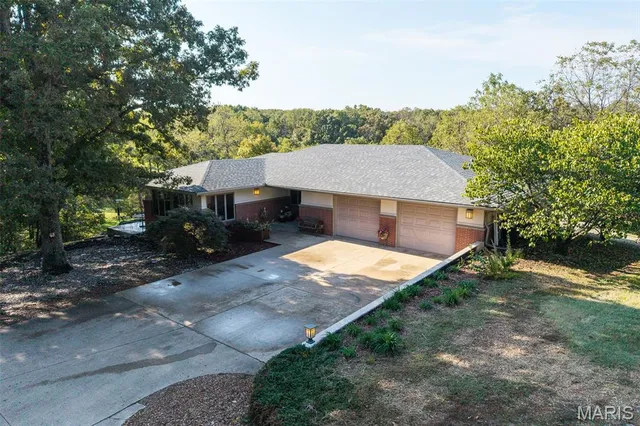 $650,000 | 23643 County Road 32-337, Lebanon, MO 65536