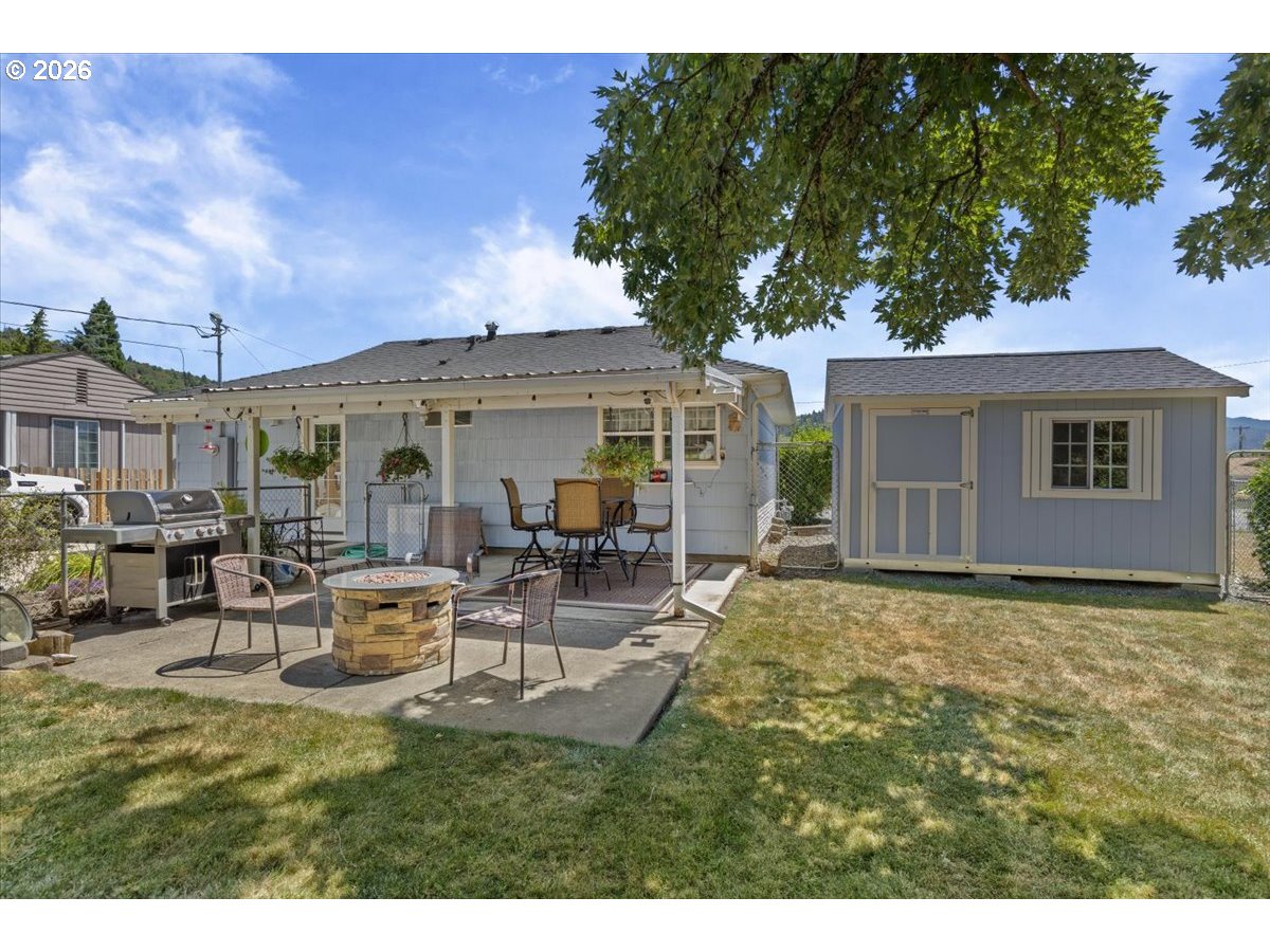 946 East 4th Avenue Riddle, OR 97469 - Photo 4 of 28 Backyard