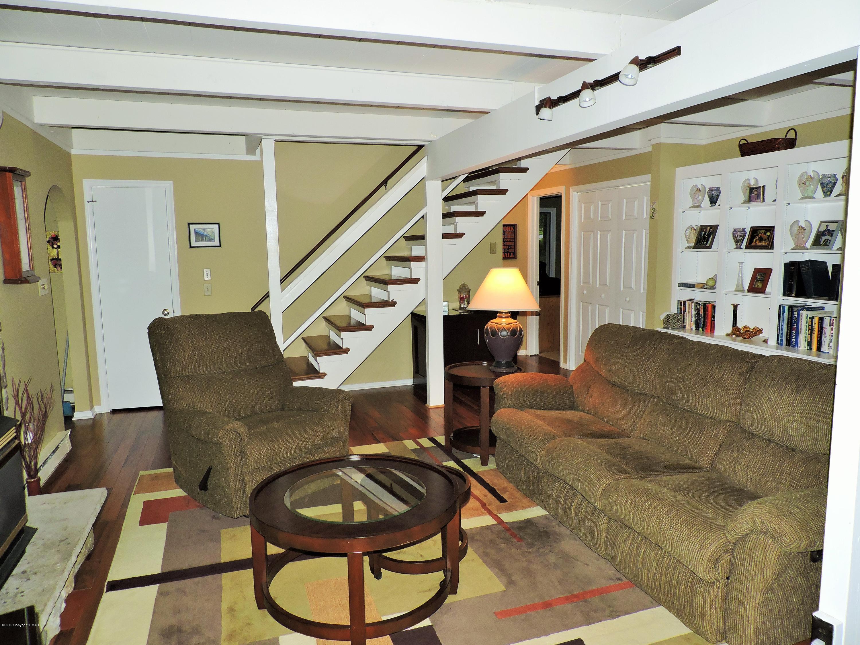 3584 High Crest Road Canadensis, PA 18325 - Photo 7 of 42 Living Room