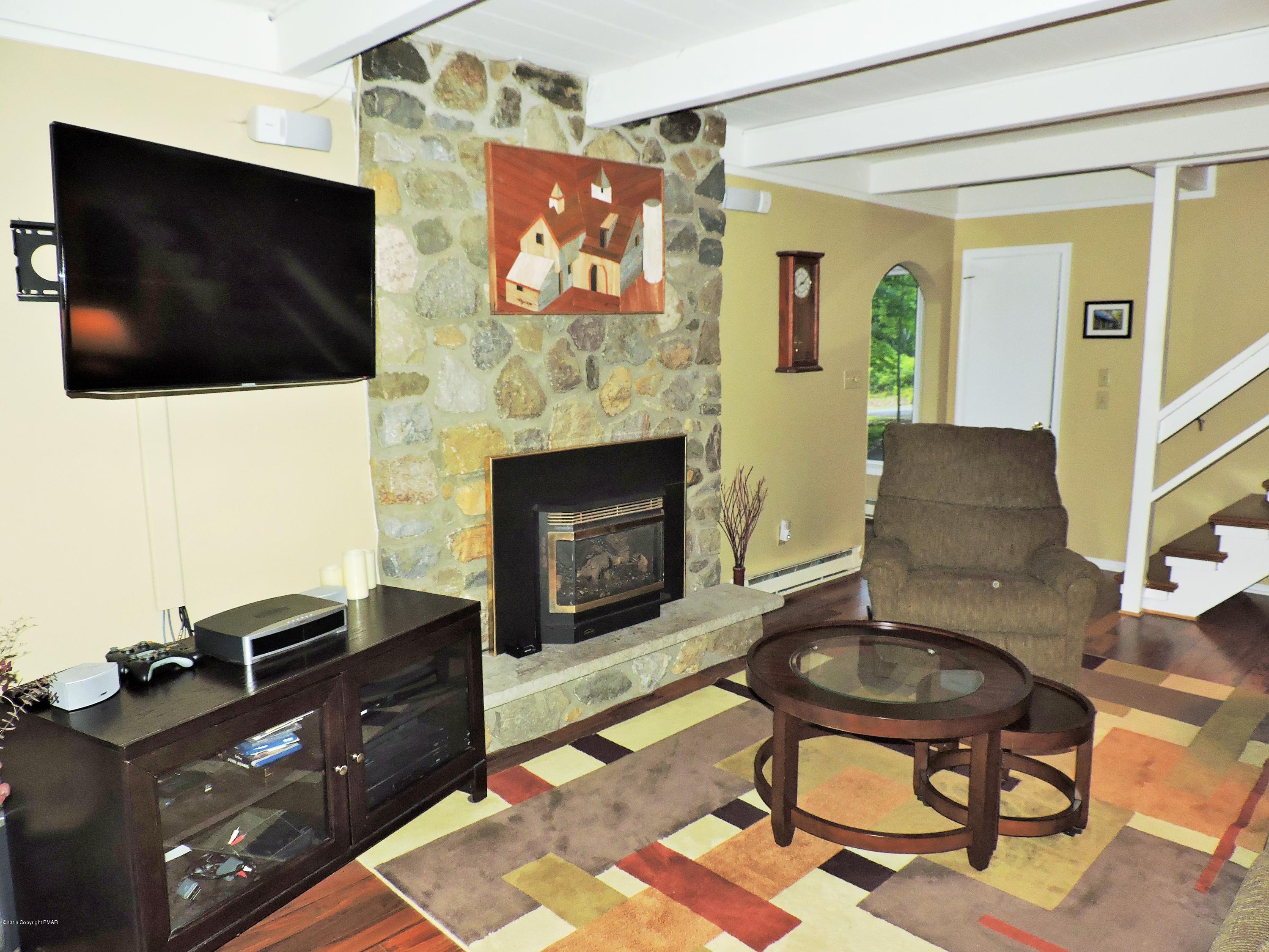 3584 High Crest Road Canadensis, PA 18325 - Photo 8 of 42 Living Room
