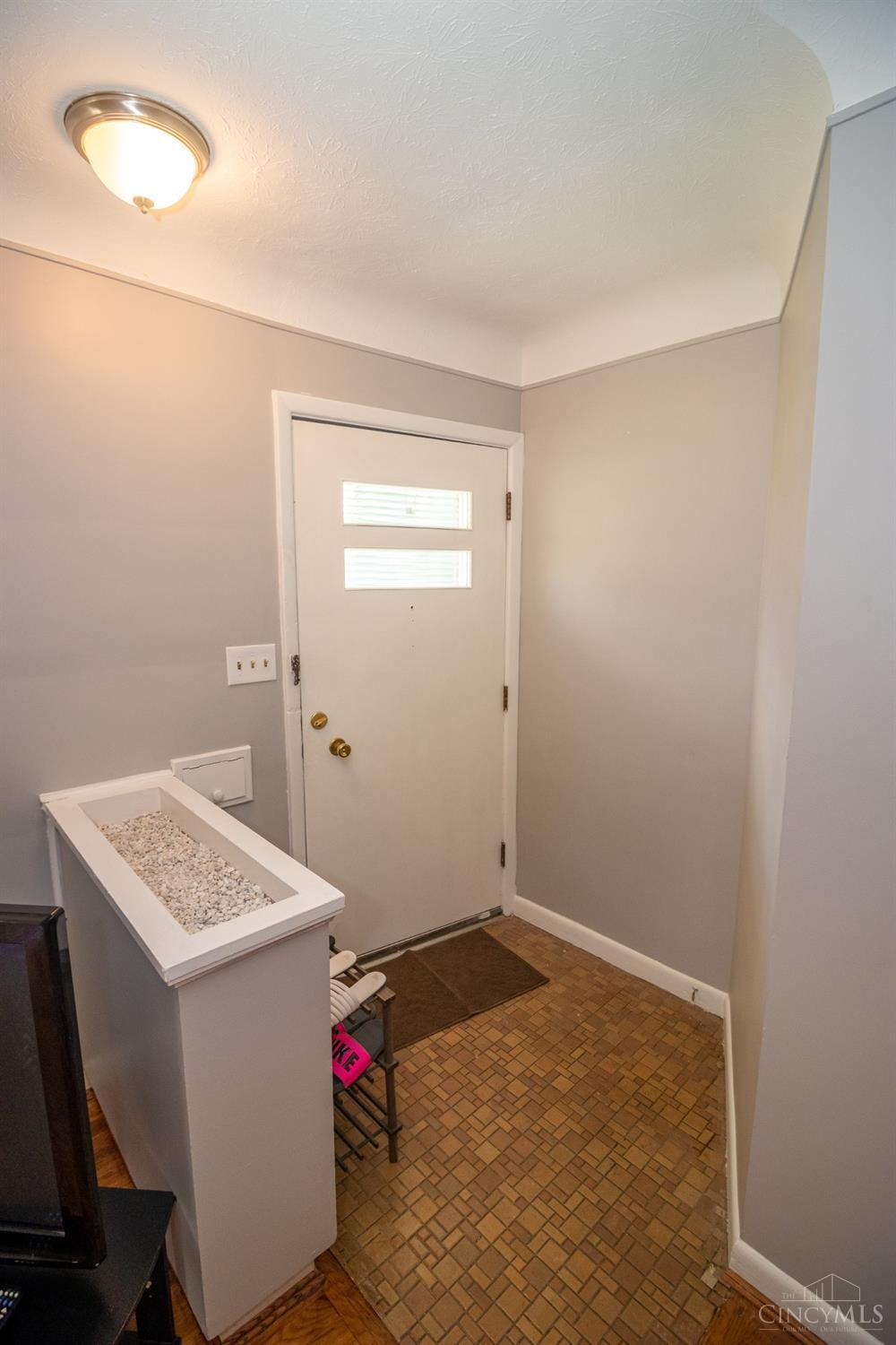 7965 Stillwell Road Cincinnati, OH 45237 - Photo 4 of 38
