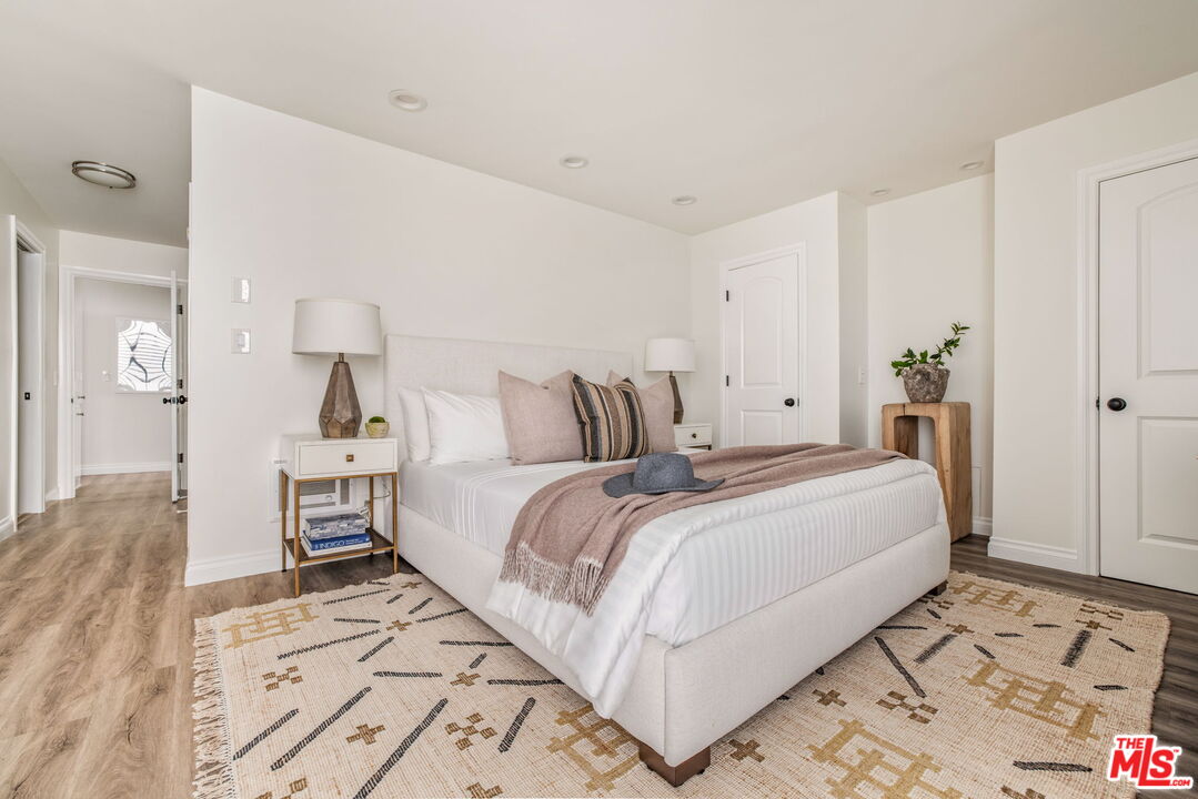 30 Driftwood Street, Unit 4 Marina del Rey, CA 90292 - Photo 11 of 19 a bed room with a bed and a lamp