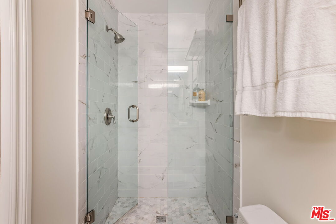 30 Driftwood Street, Unit 4 Marina del Rey, CA 90292 - Photo 14 of 19 a bathroom with a shower