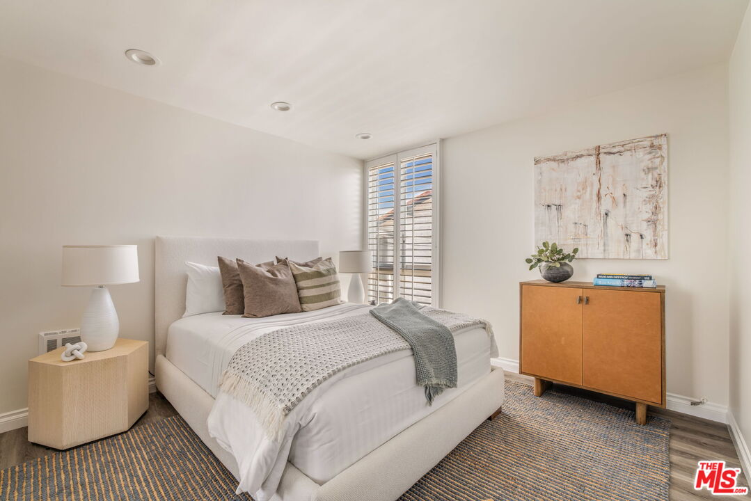 30 Driftwood Street, Unit 4 Marina del Rey, CA 90292 - Photo 16 of 19 a room with a bed and a couch