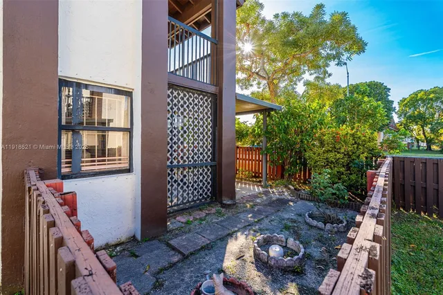 a view of a backyard