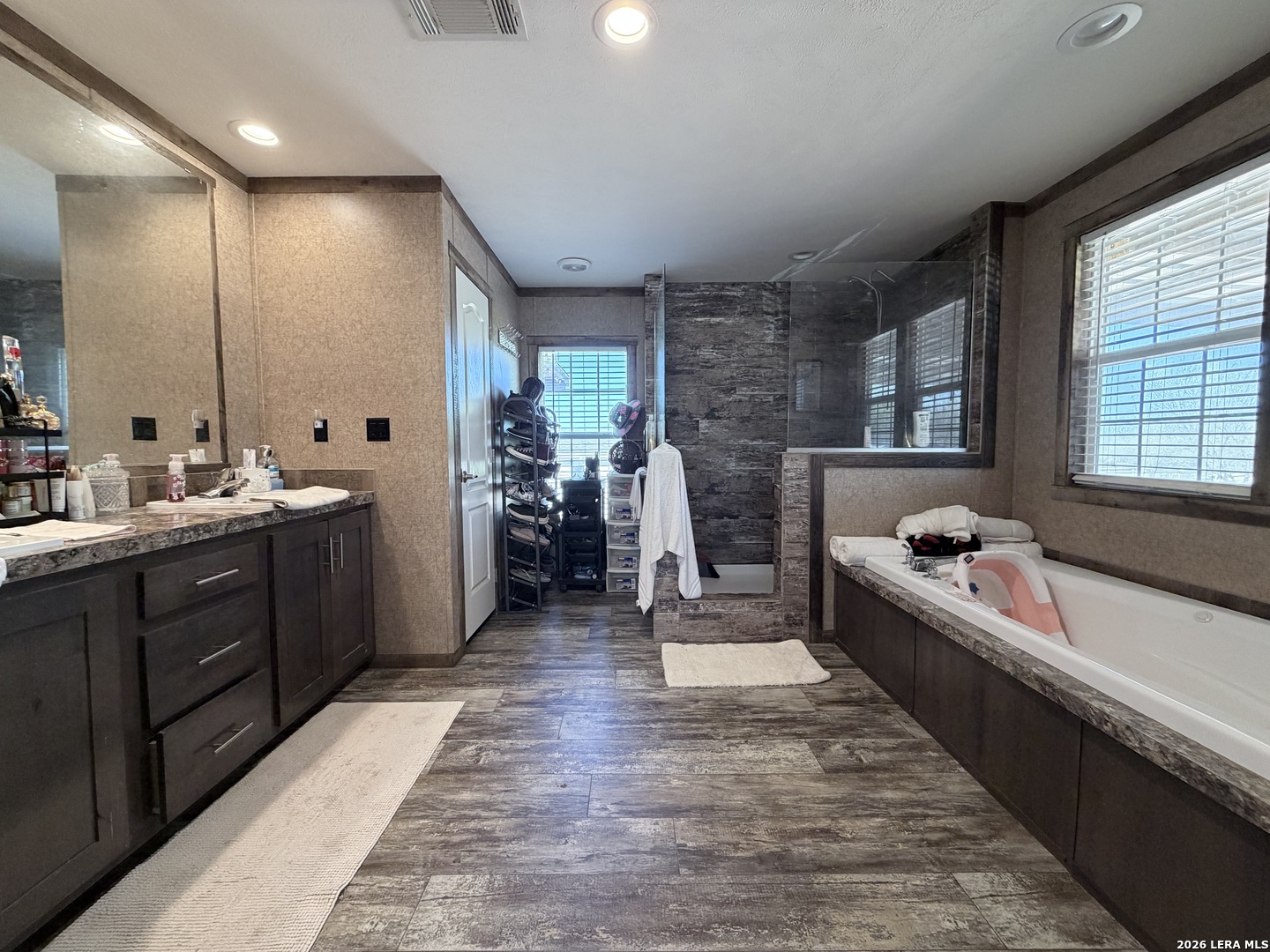 152 County Roads 2667 Devine, TX 78016 - Photo 33 of 51 a large bathroom with a large tub and sink