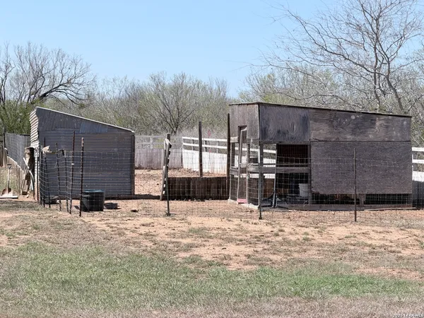 $420,000 | 152 County Roads 2667, Devine, TX 78016