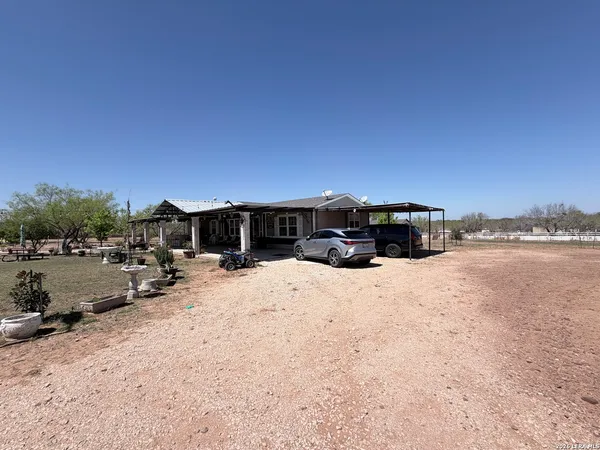 $420,000 | 152 County Roads 2667, Devine, TX 78016