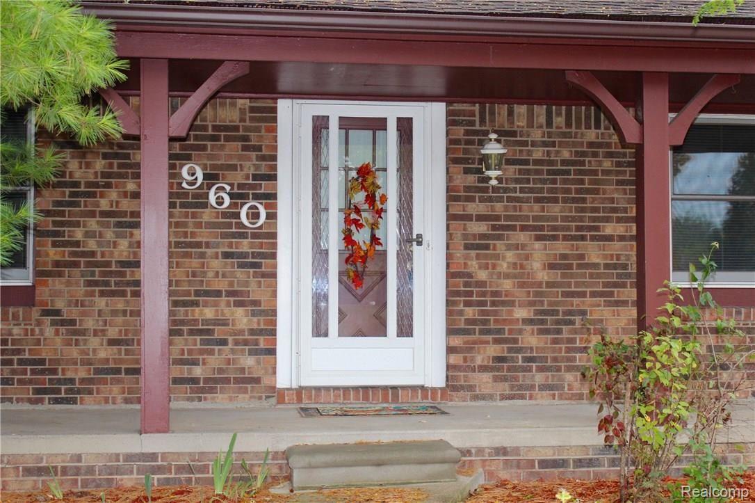 960 Downhill Lane Rochester, MI 48307 - Photo 4 of 29 IMG_1913.jpg
