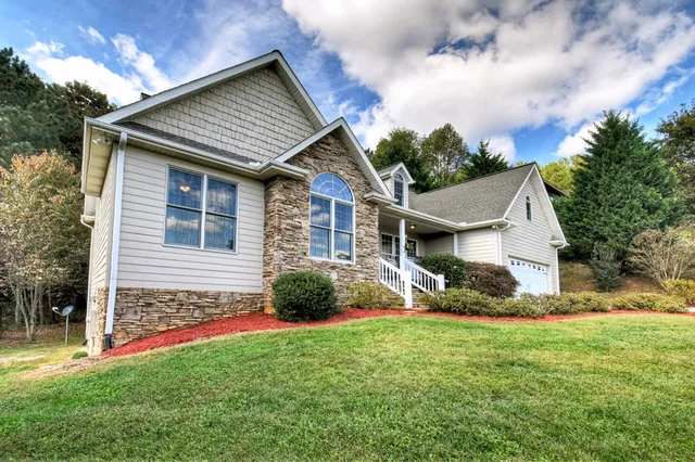 a view of backyard of the house