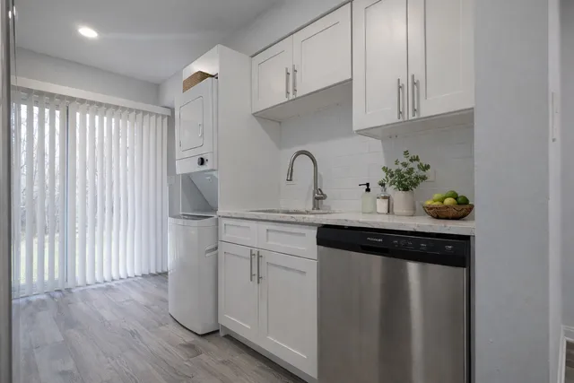 $1,900 | 224 East Rimini Court, Unit 1A, Palatine, IL 60067