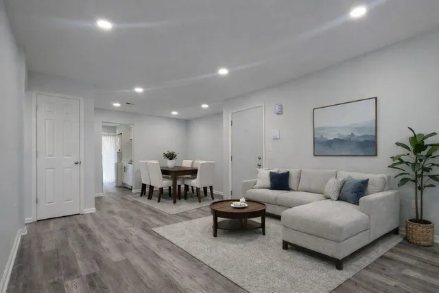 $1,900 | 224 East Rimini Court, Unit 1A, Palatine, IL 60067