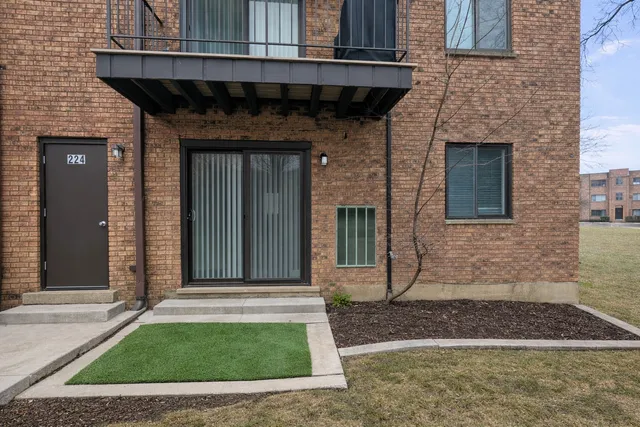 $1,900 | 224 East Rimini Court, Unit 1A, Palatine, IL 60067