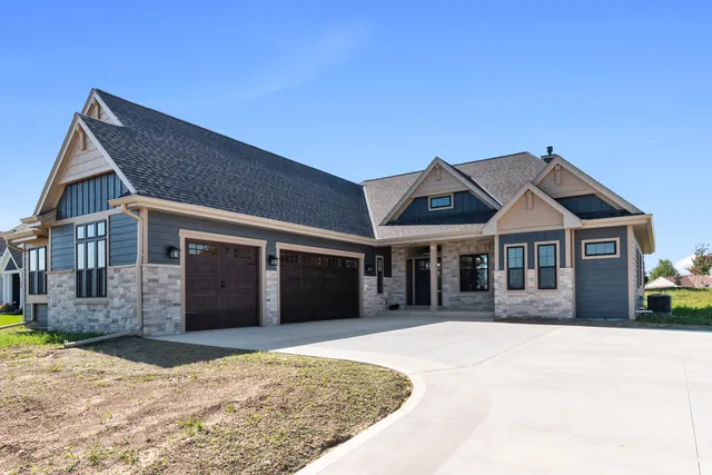 $724,900 | 325 Sandstone Street, Slinger, WI 53086