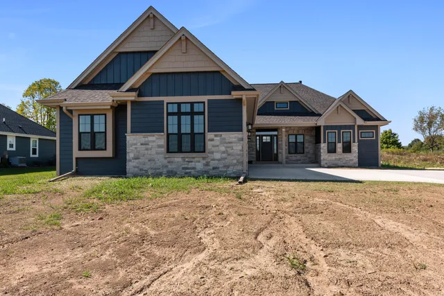 $724,900 | 325 Sandstone Street, Slinger, WI 53086