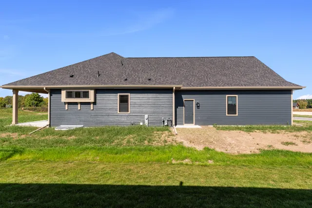 $724,900 | 325 Sandstone Street, Slinger, WI 53086