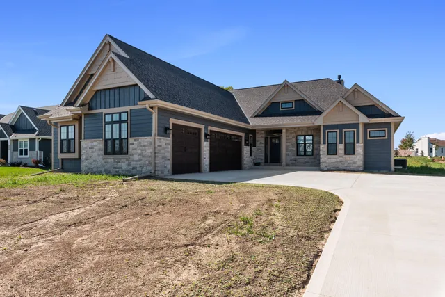 $724,900 | 325 Sandstone Street, Slinger, WI 53086