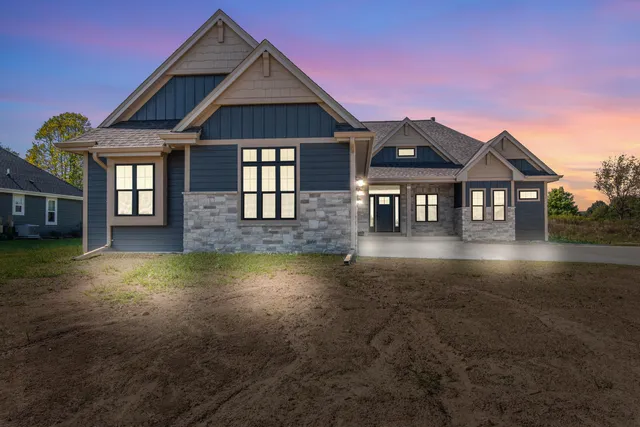 $724,900 | 325 Sandstone Street, Slinger, WI 53086