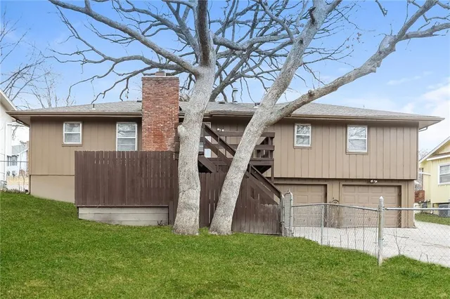 $2,110 | 5820 Northwest Aspen Lane, Kansas City, MO 64152