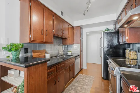 $749,000 | 1242 South Barrington Avenue, Unit 205, Los Angeles, CA 90025