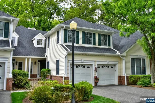 $978,000 | 804 Fieldstone Terrace, Wyckoff, NJ 07481