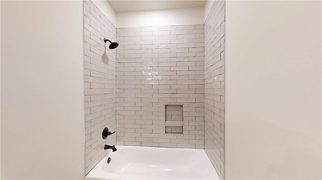 66 Highland Drive Jefferson, GA 30549 - Photo 43 of 63 a bathroom with a bathtub