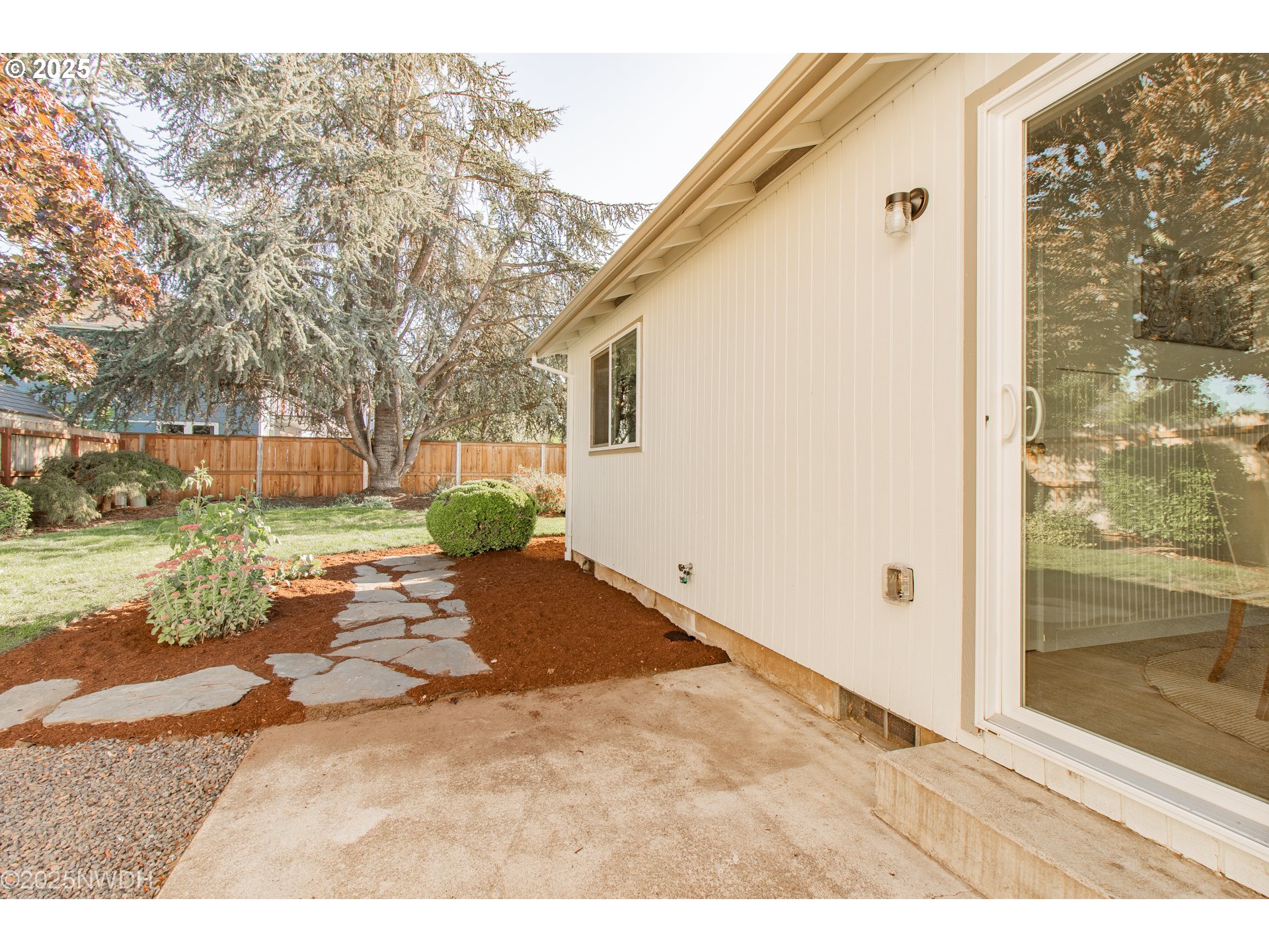 651 T Street Springfield, OR 97477 - Photo 27 of 32 a view of a backyard of the house