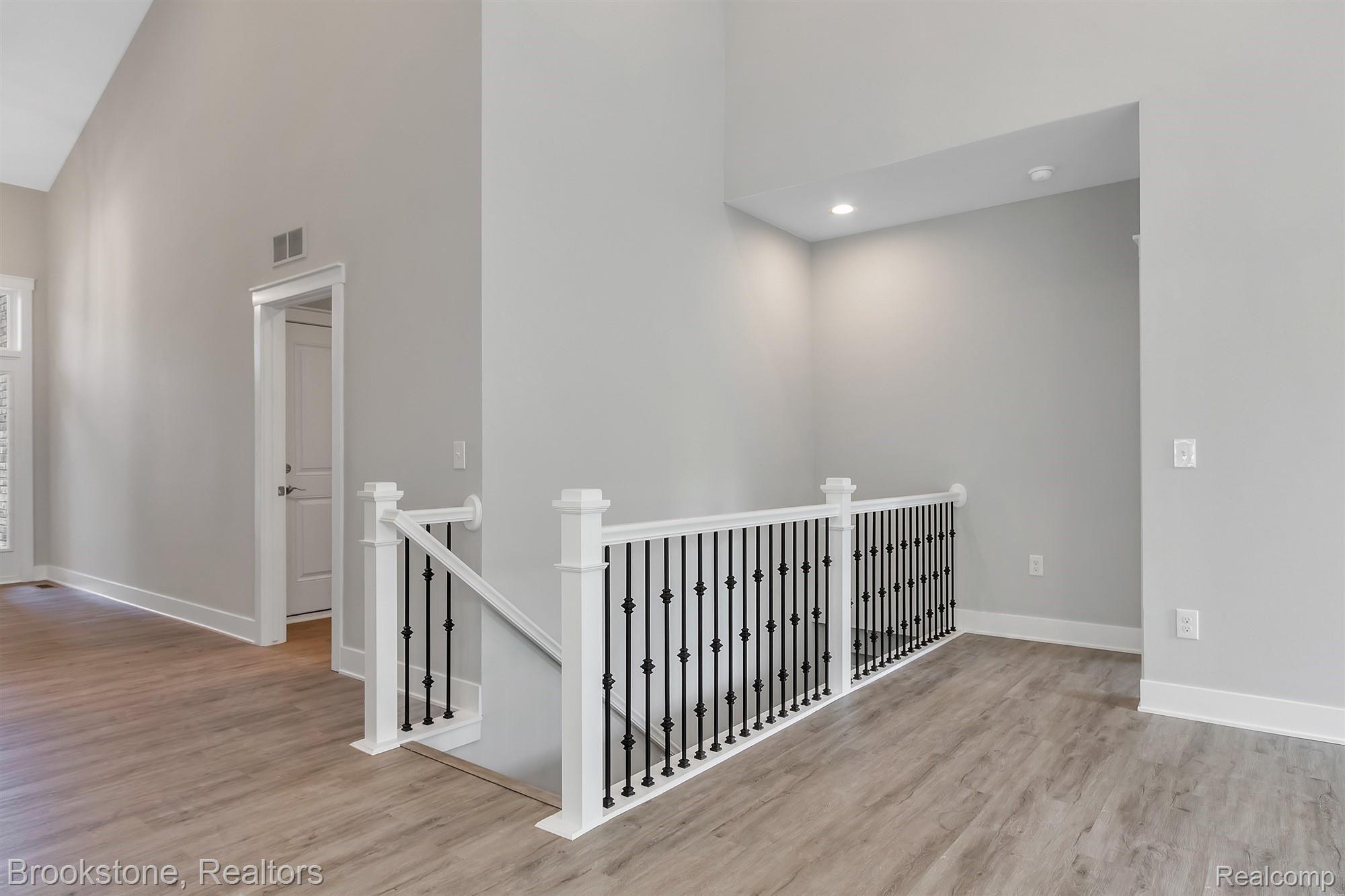 3361 Bathurst Avenue Rochester, MI 48309 - Photo 28 of 46 33-3361 Bathhurst -windowstill-real.jpg