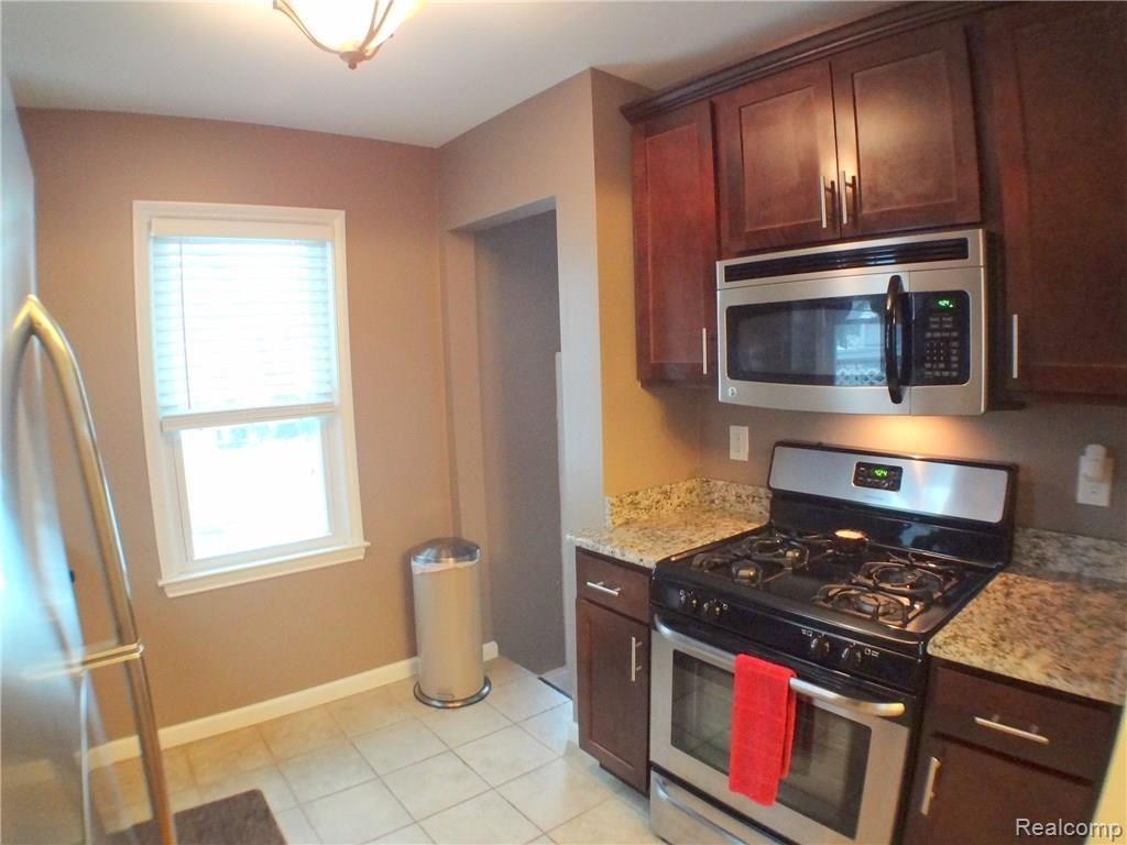 929 Cambridge Road Berkley, MI 48072 - Photo 2 of 18
