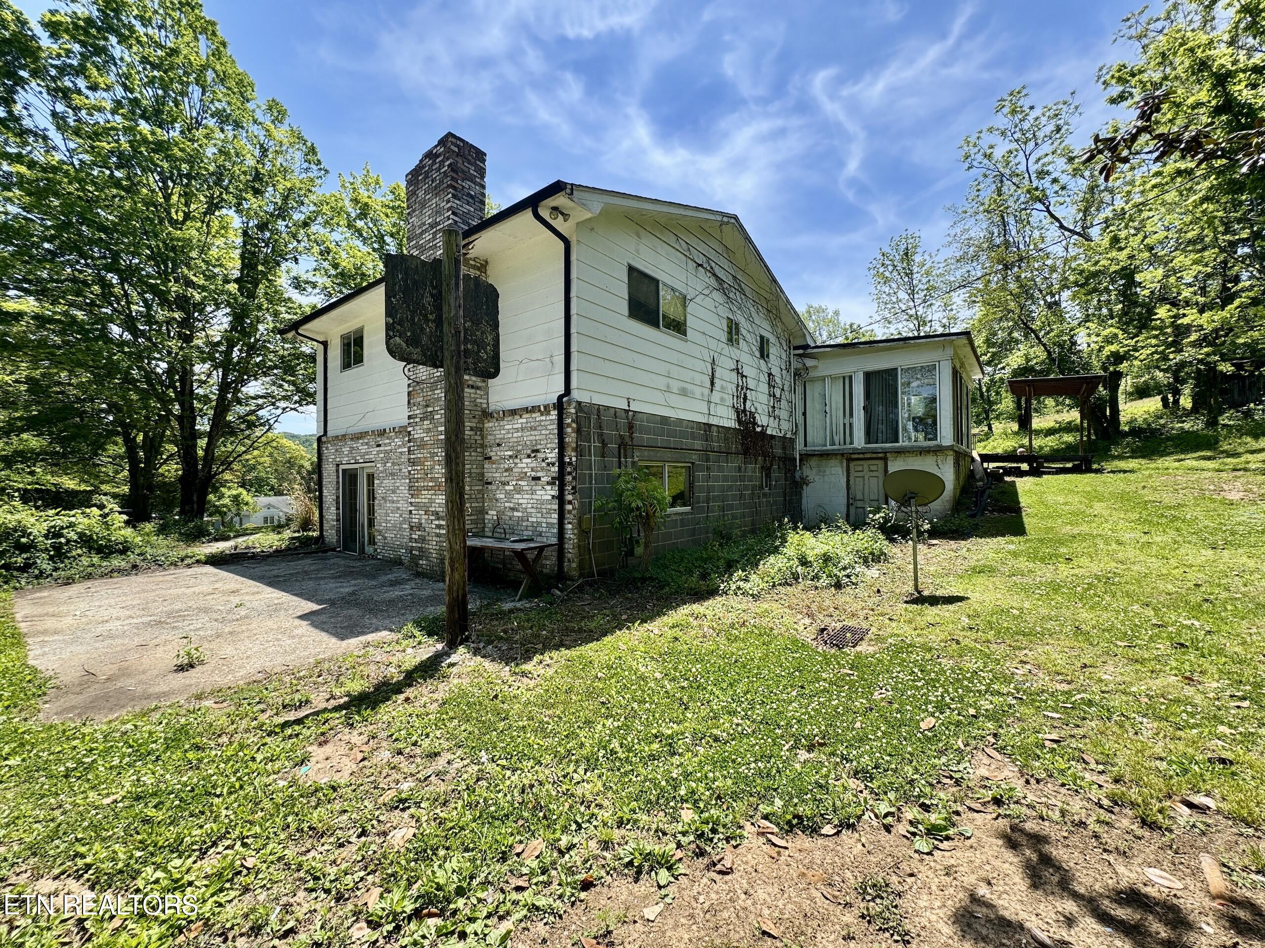 132 Lanes Bluff Road Clinton, TN 37716 - Photo 6 of 48 1-6