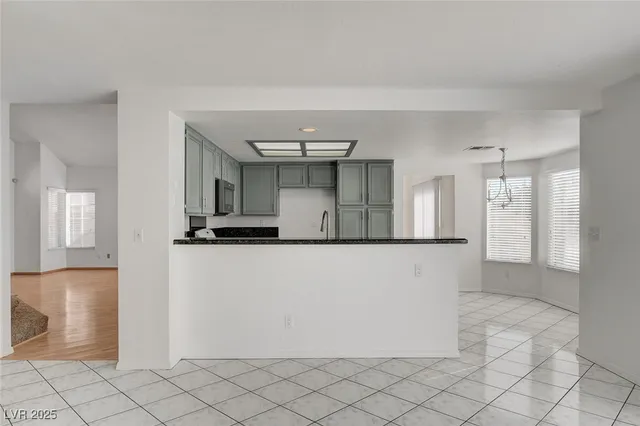 $2,600 | 9805 Cross Creek Way, Las Vegas, NV 89117