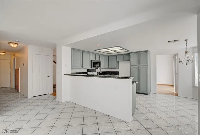 $2,600 | 9805 Cross Creek Way, Las Vegas, NV 89117